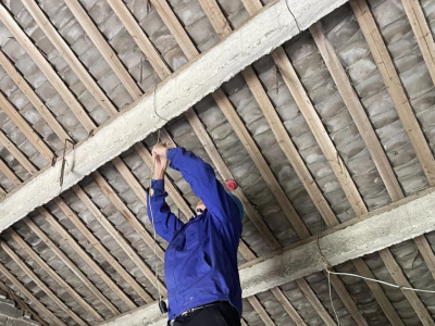 村企合作送安全——關(guān)愛(ài)孤老，電力維修志愿服務(wù)